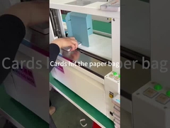 Les cartes ont frappé un sac en papier.