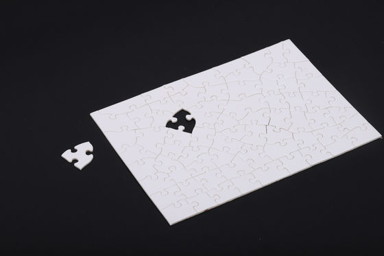 Un bon prix. Puzzle entrelacés cartes à jouer Black Spade Card OEM en ligne