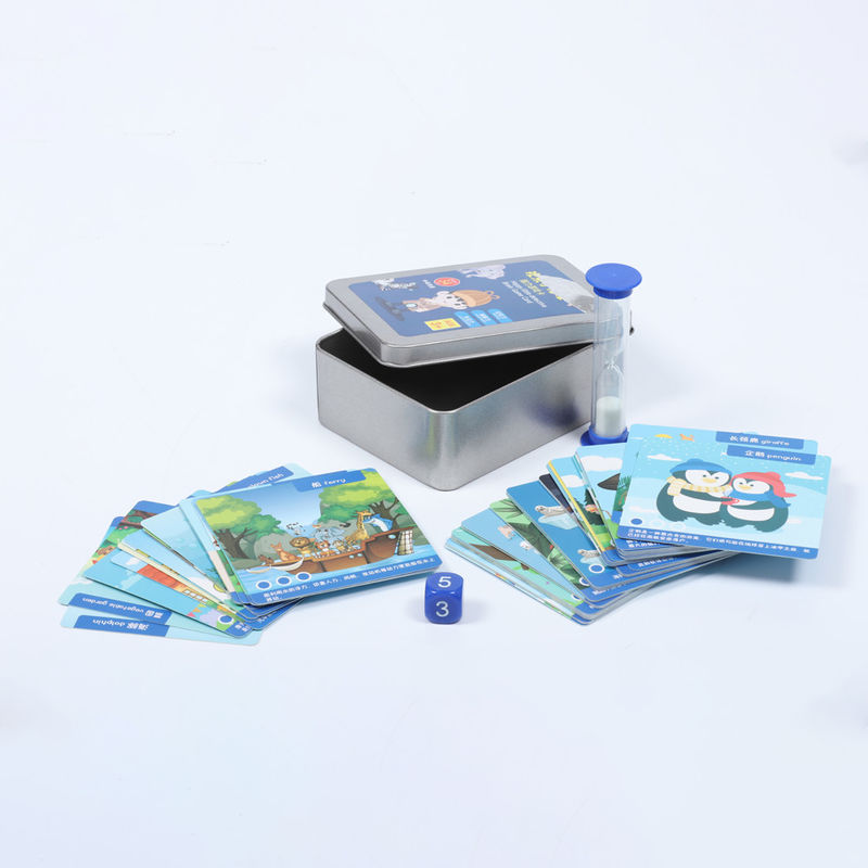Modèles de puzzles colorés Jouer aux cartes avec les cartes de la cour traditionnelle