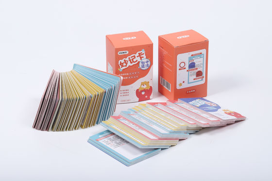 Un bon prix. Le charmant visage du roi jouant aux cartes avec un motif coloré sur le dos en ligne